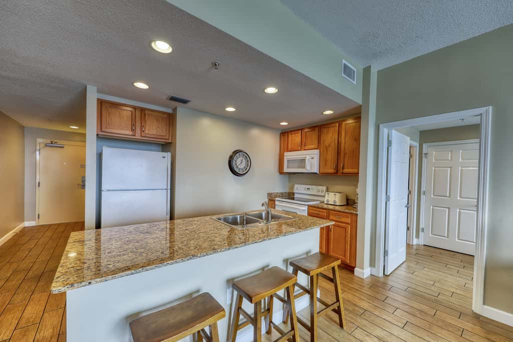 Waterfront condo with furnished balcony, pool, gym & beach