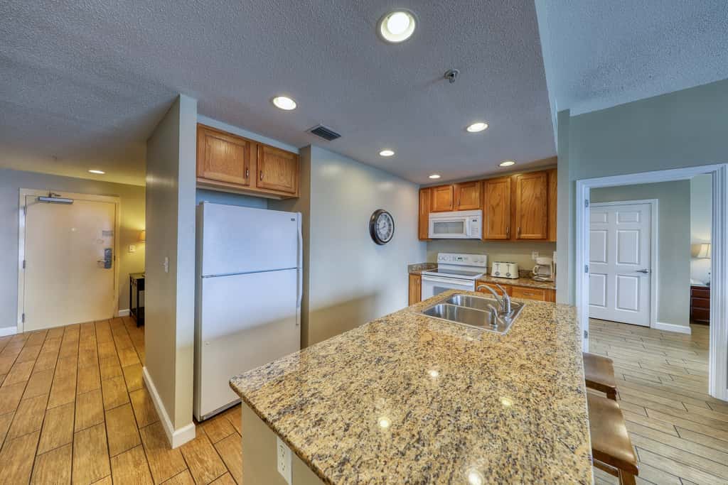 Waterfront condo with furnished balcony, pool, gym & beach