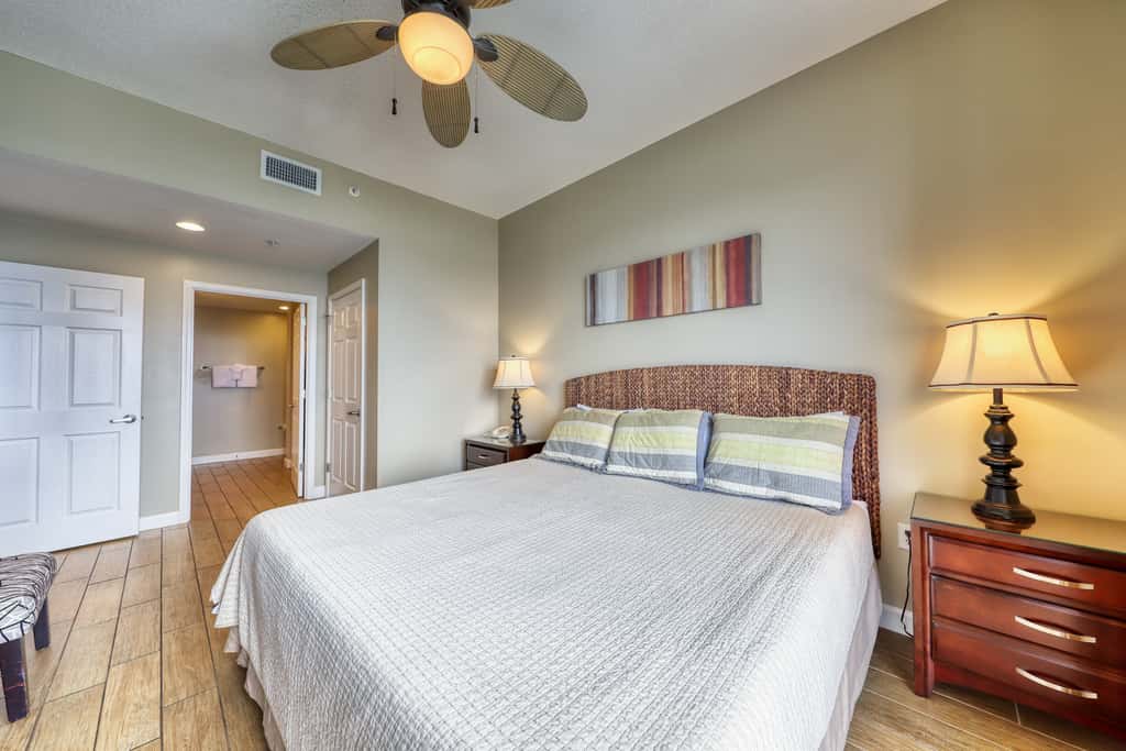 Waterfront condo with furnished balcony, pool, gym & beach