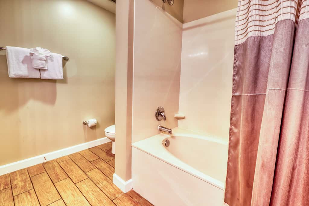 Waterfront condo with furnished balcony, pool, gym & beach
