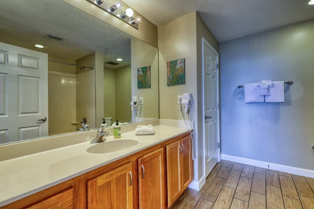 Waterfront condo with furnished balcony, pool, gym & beach