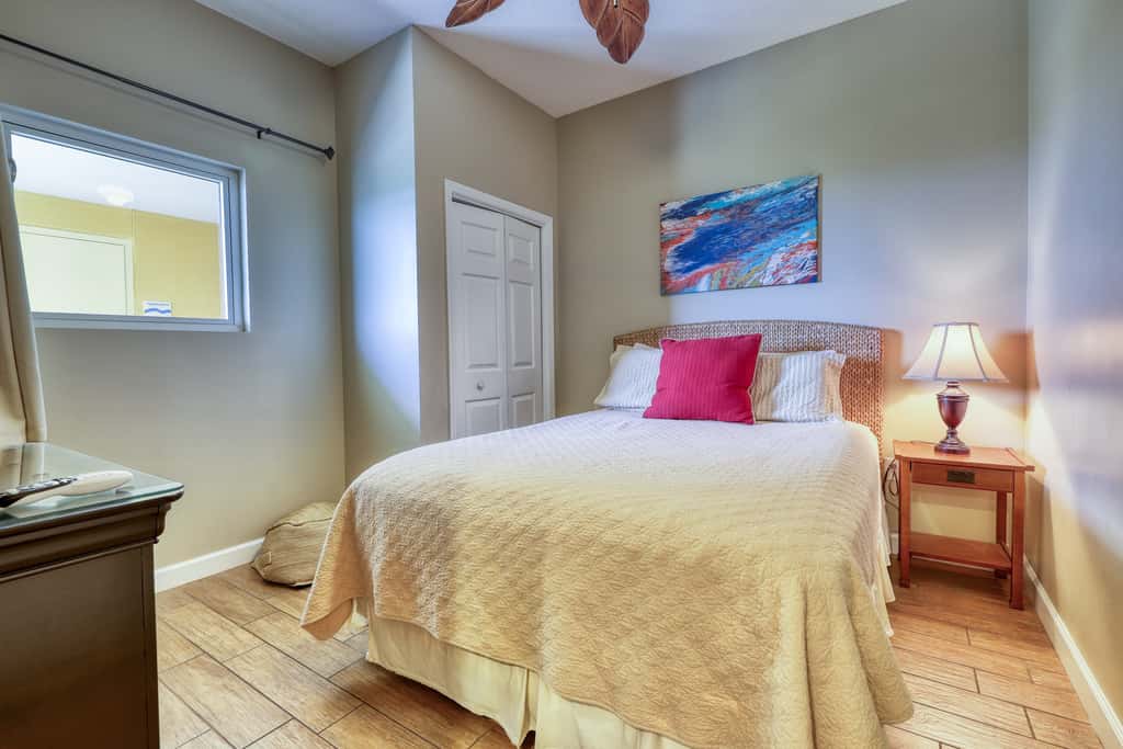 Waterfront condo with furnished balcony, pool, gym & beach