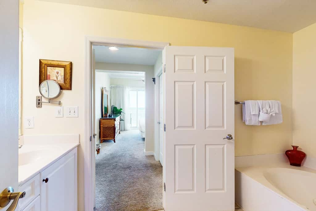 Gulf-front Condo with Shared Pool & Hot Tub, Ocean Views, WiFi, and Washer&Dryer