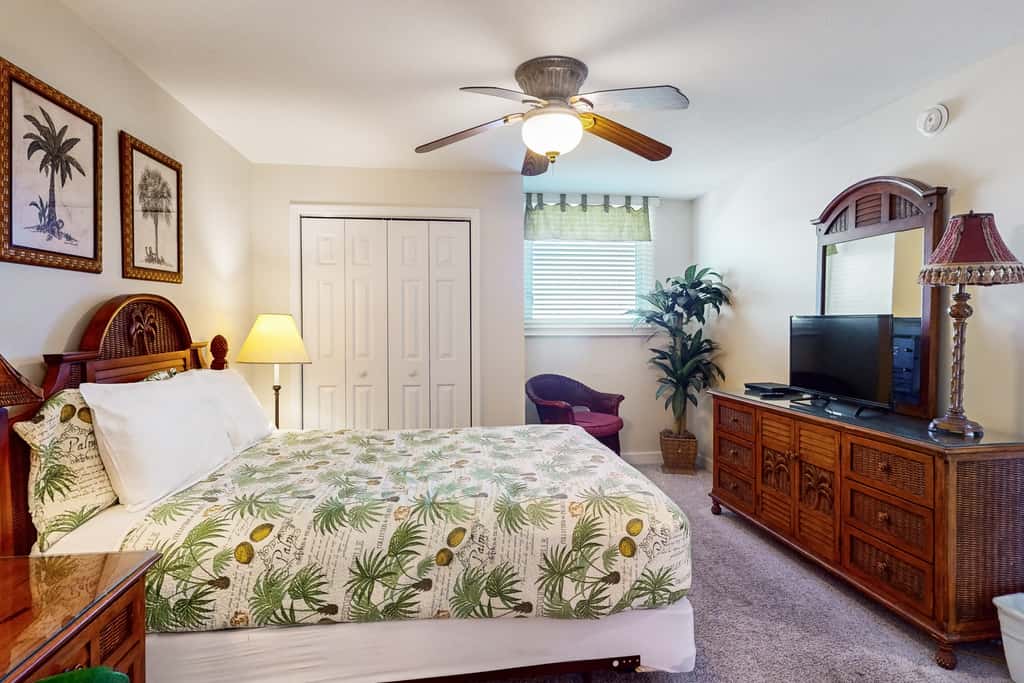 Gulf-front Condo with Shared Pool & Hot Tub, Ocean Views, WiFi, and Washer&Dryer