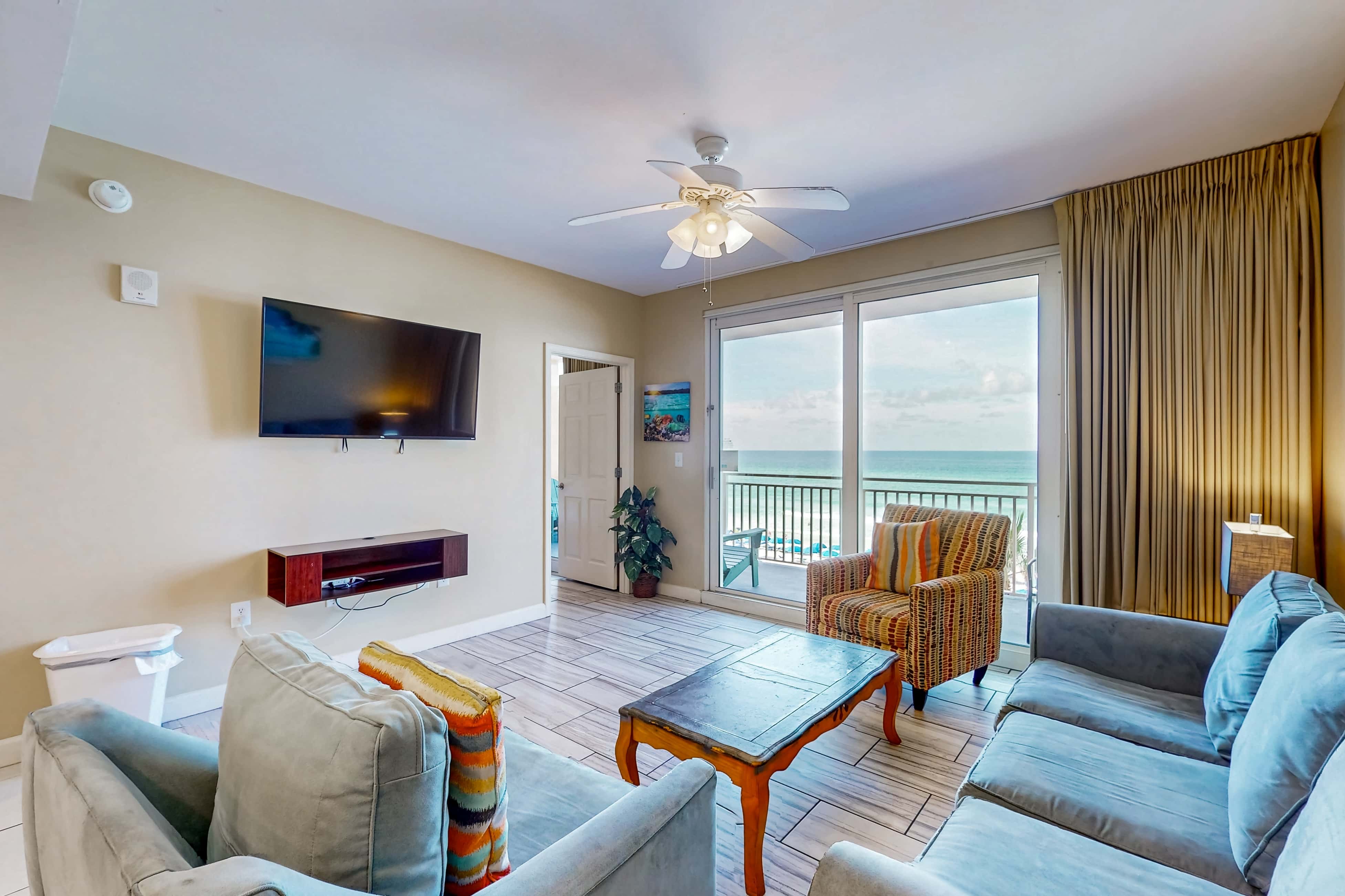 Convenient first-floor vacation suite with pool & hot tub access, free WiFi & AC