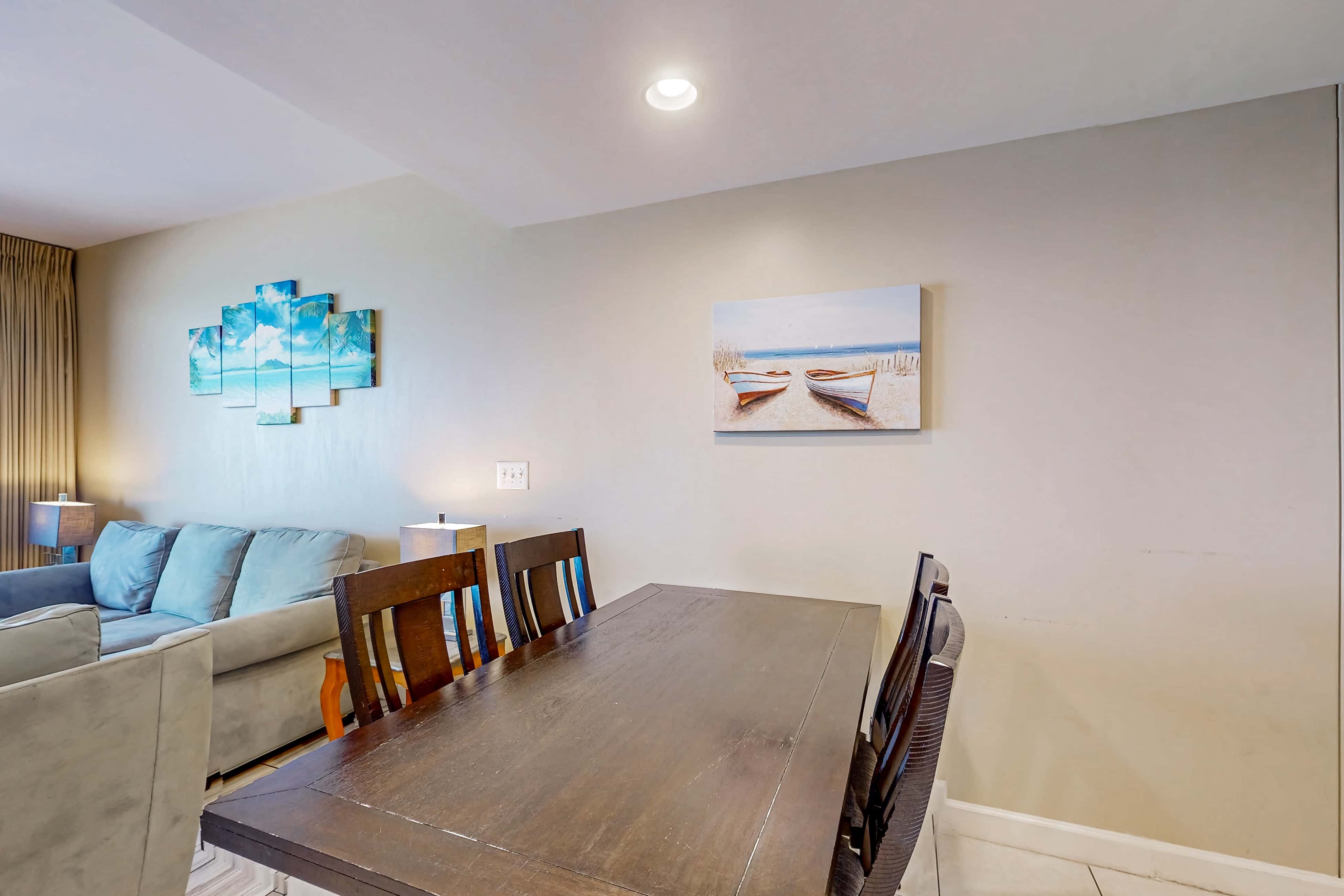 Convenient first-floor vacation suite with pool & hot tub access, free WiFi & AC