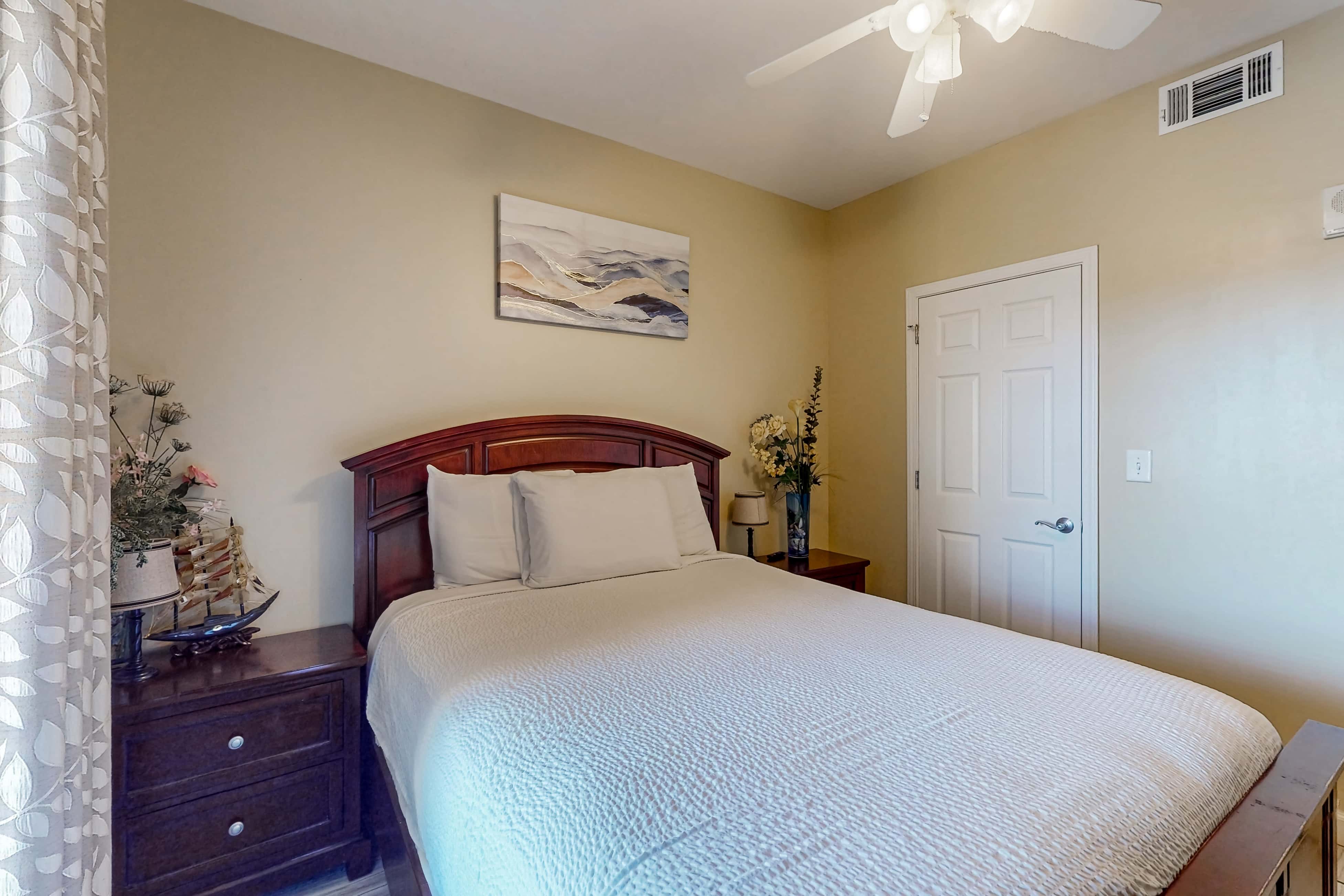 Convenient first-floor vacation suite with pool & hot tub access, free WiFi & AC