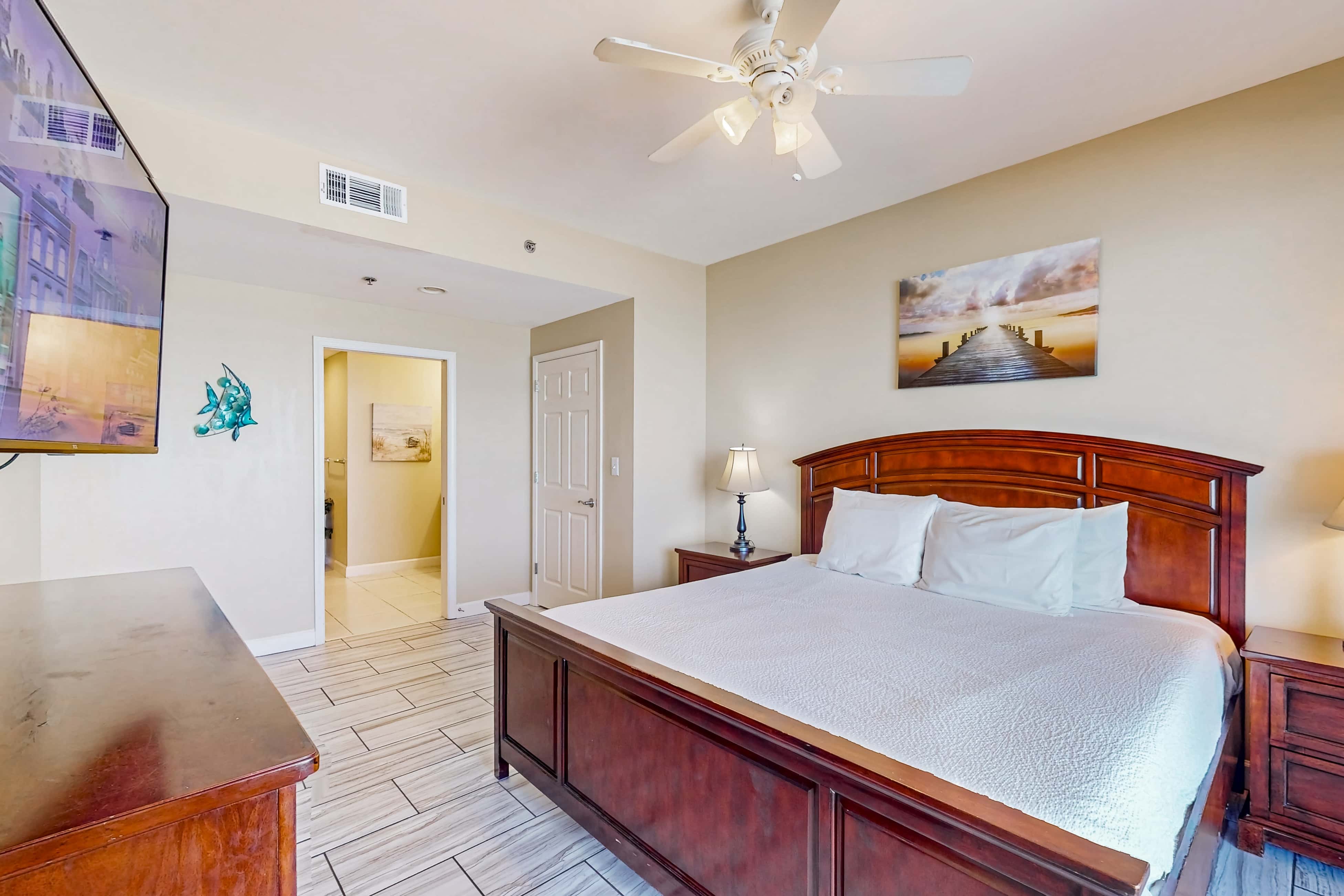 Convenient first-floor vacation suite with pool & hot tub access, free WiFi & AC