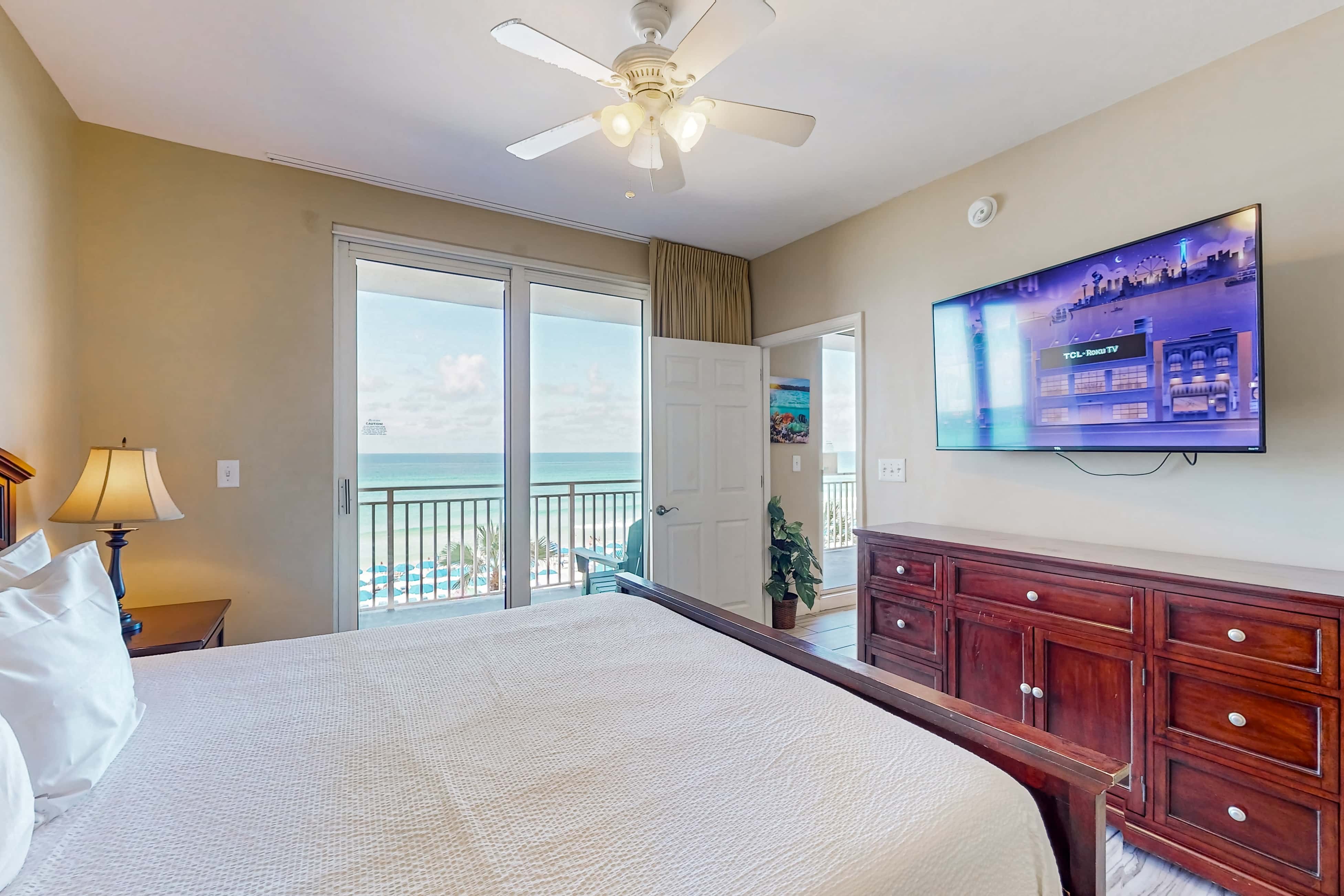 Convenient first-floor vacation suite with pool & hot tub access, free WiFi & AC