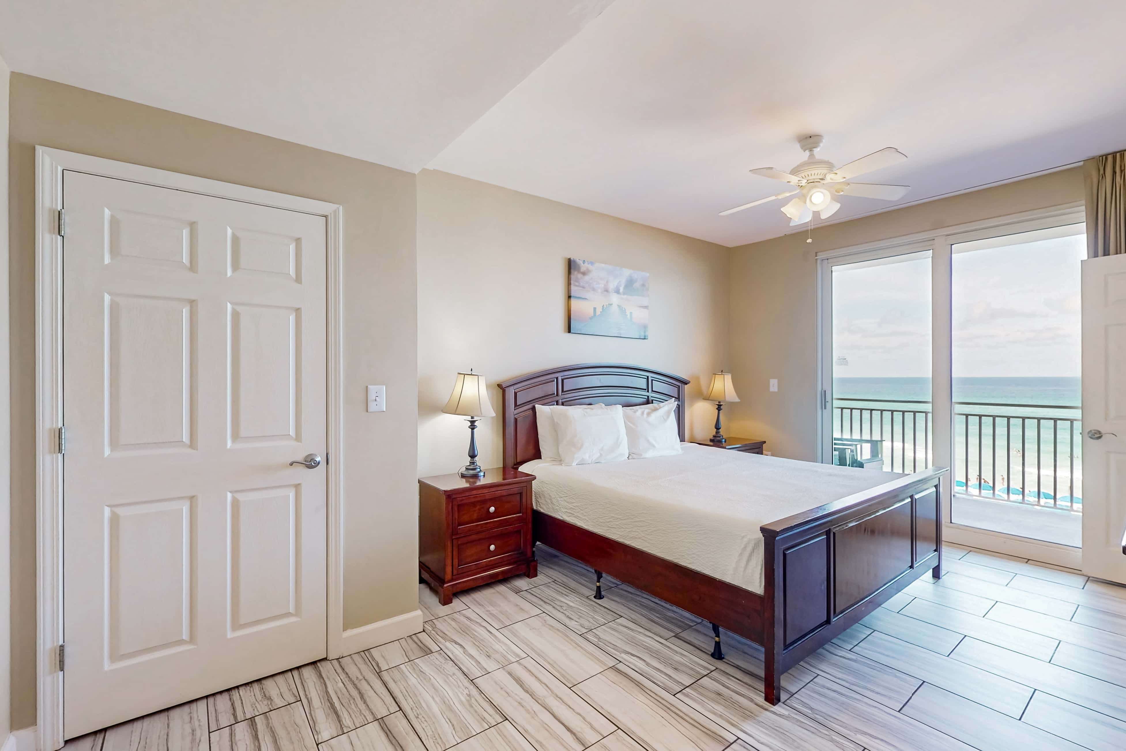 Convenient first-floor vacation suite with pool & hot tub access, free WiFi & AC