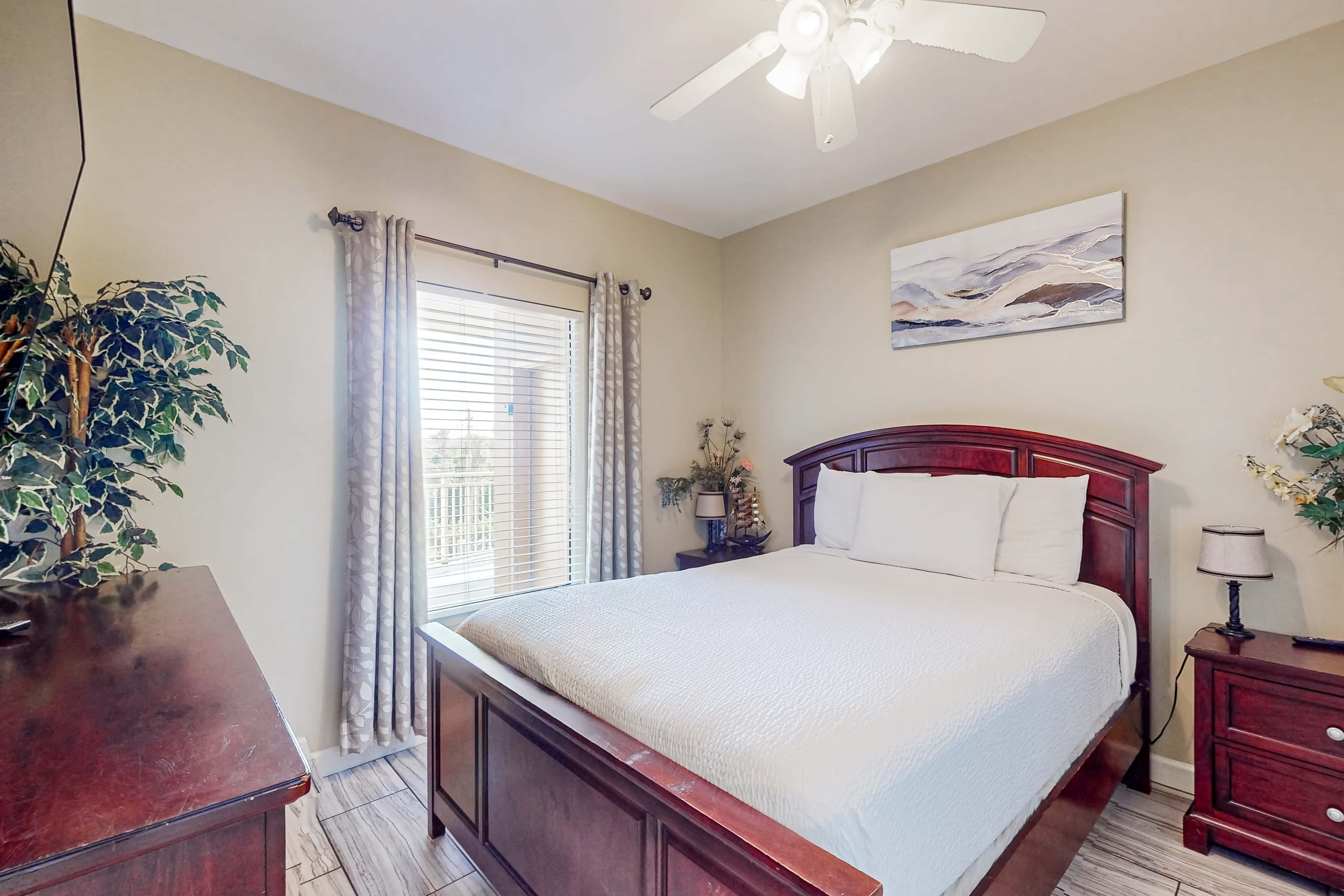 Convenient first-floor vacation suite with pool & hot tub access, free WiFi & AC