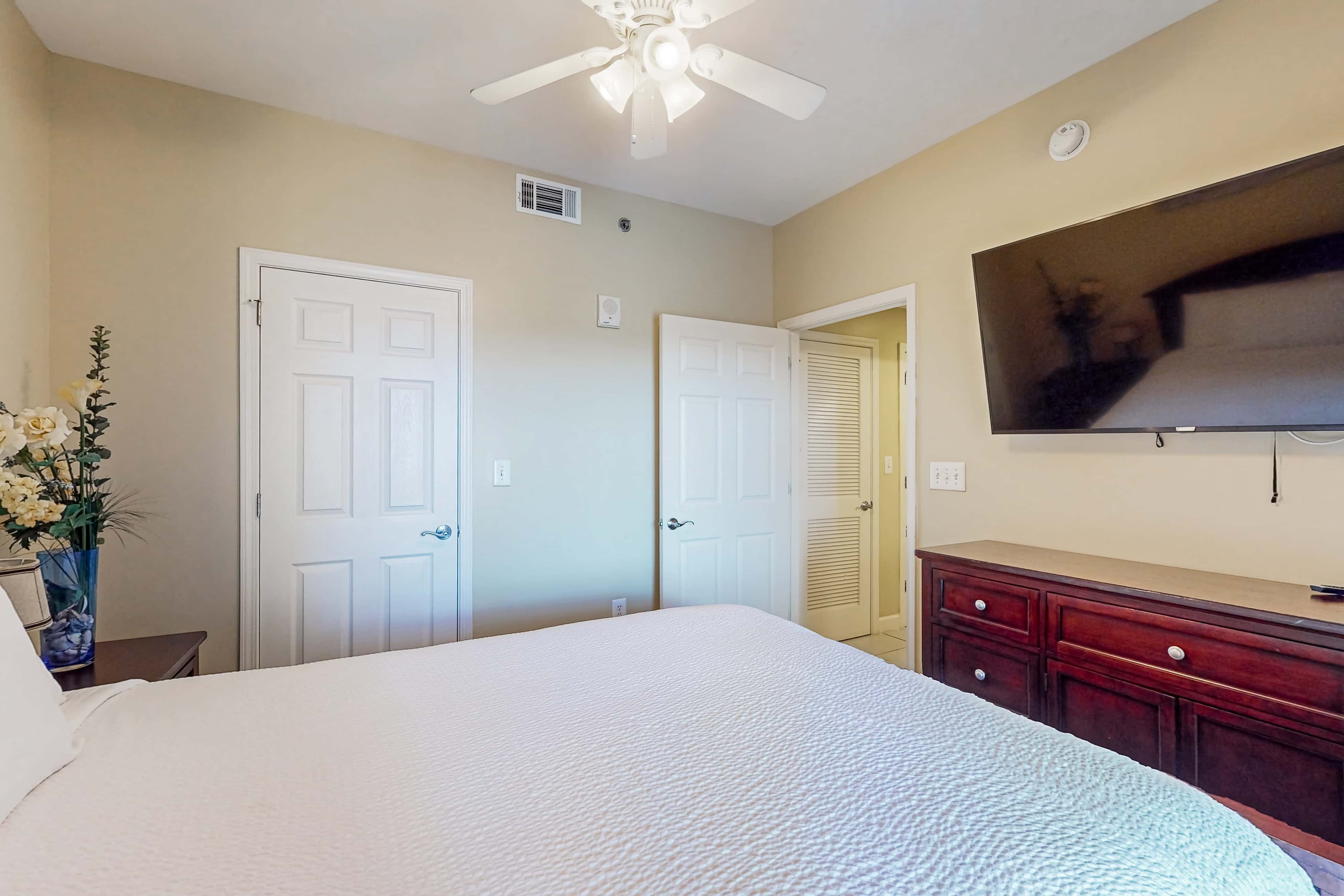Convenient first-floor vacation suite with pool & hot tub access, free WiFi & AC