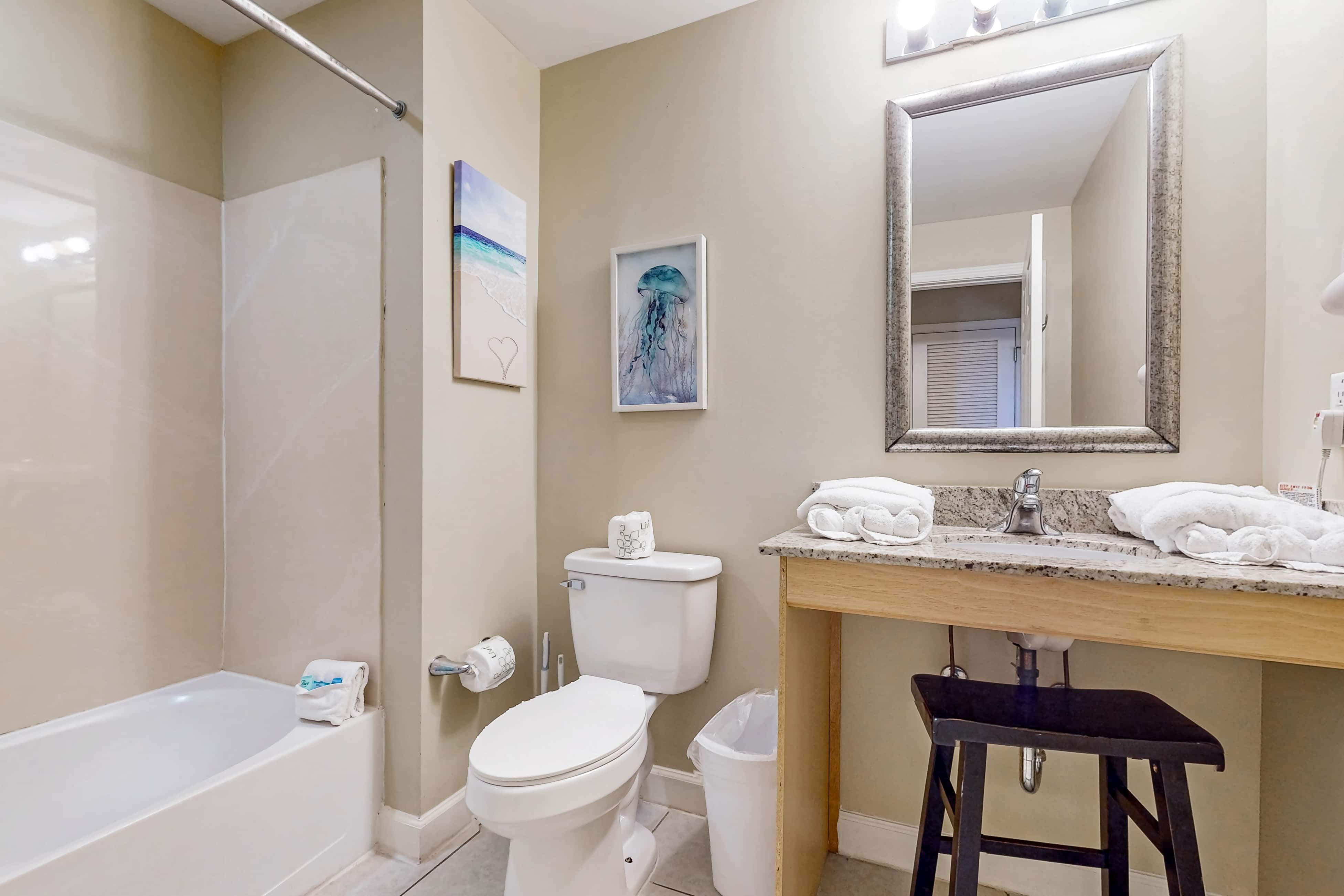 Convenient first-floor vacation suite with pool & hot tub access, free WiFi & AC