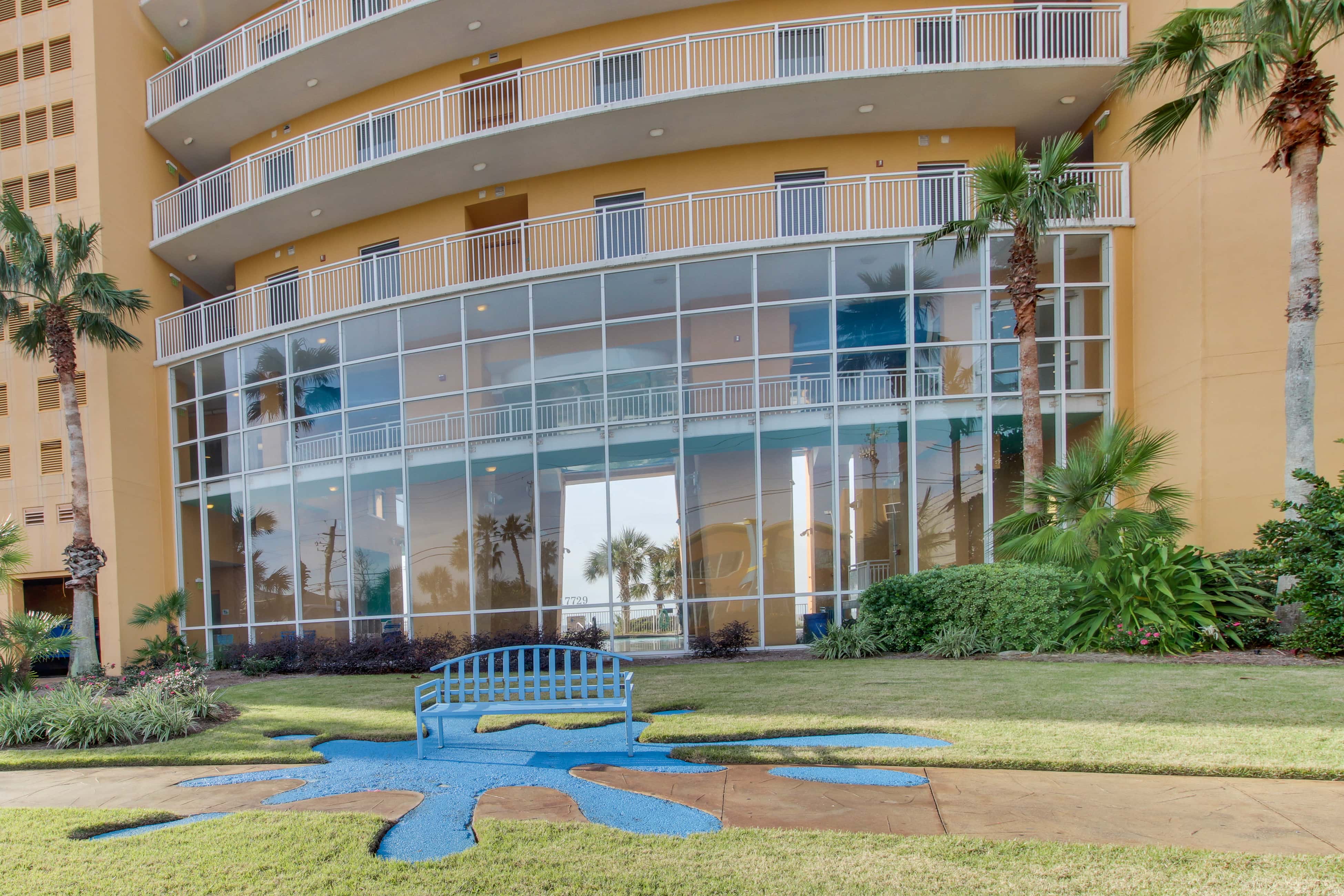 Convenient first-floor vacation suite with pool & hot tub access, free WiFi & AC