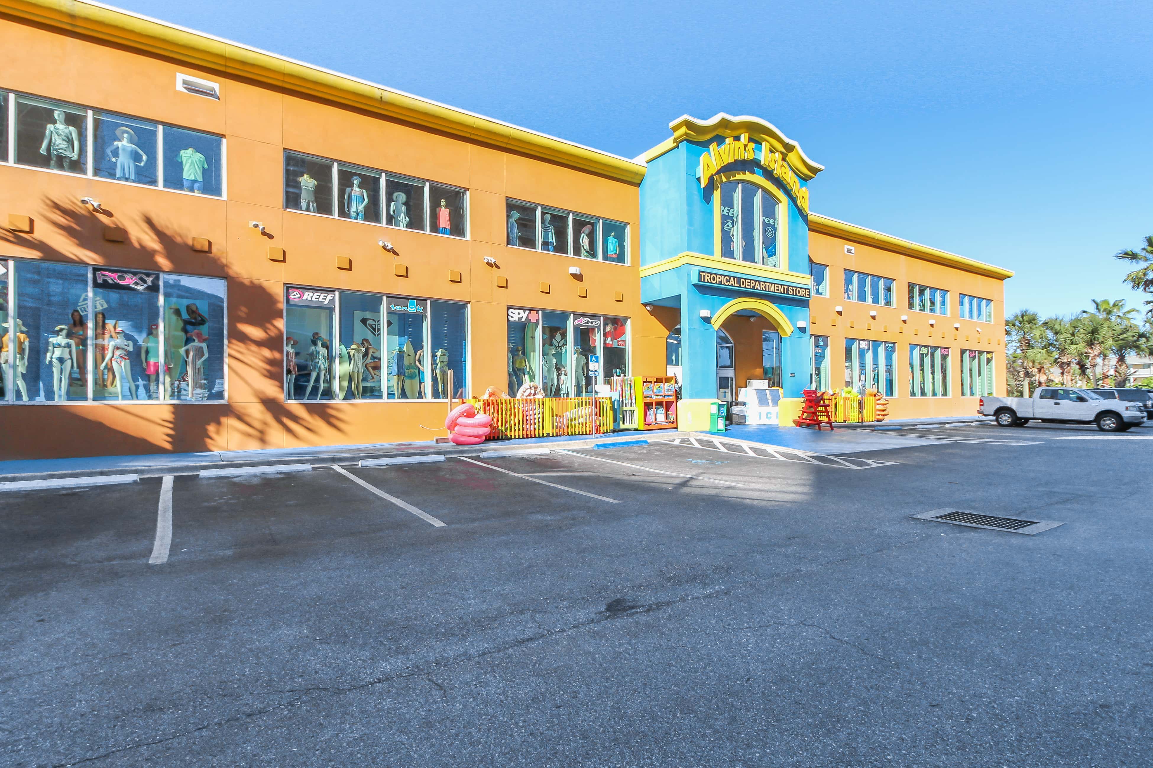 Convenient first-floor vacation suite with pool & hot tub access, free WiFi & AC