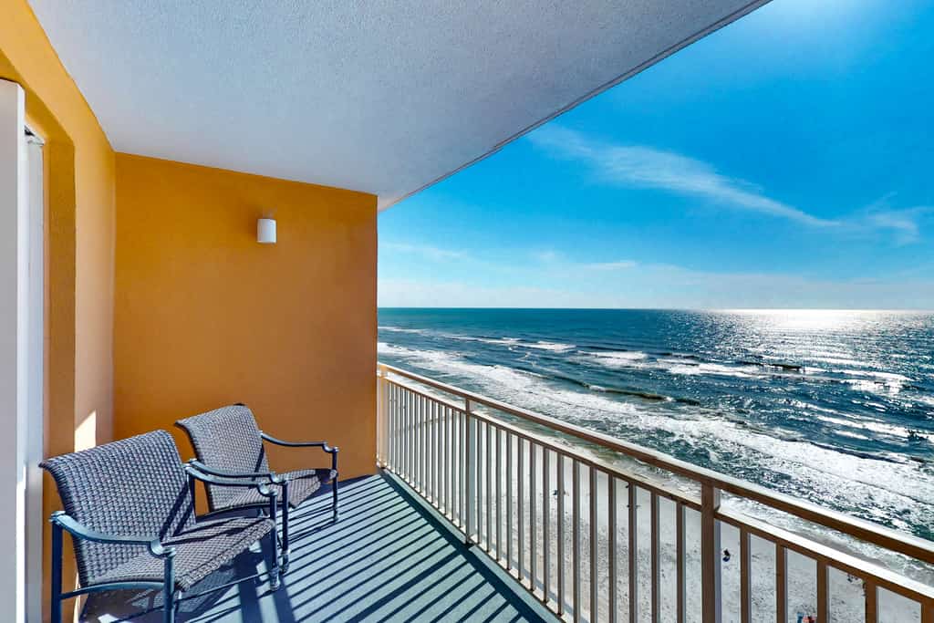 Beachfront condo with pool, lazy river, splash pad & hot tub