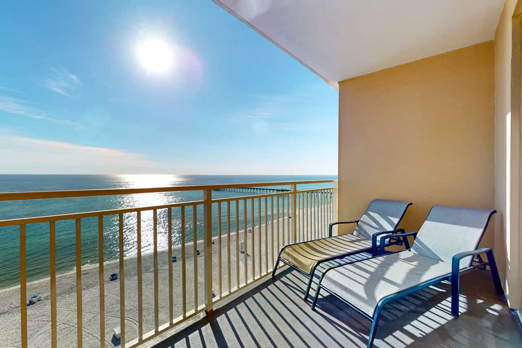 Cozy corner condo with beach views, pool & gym