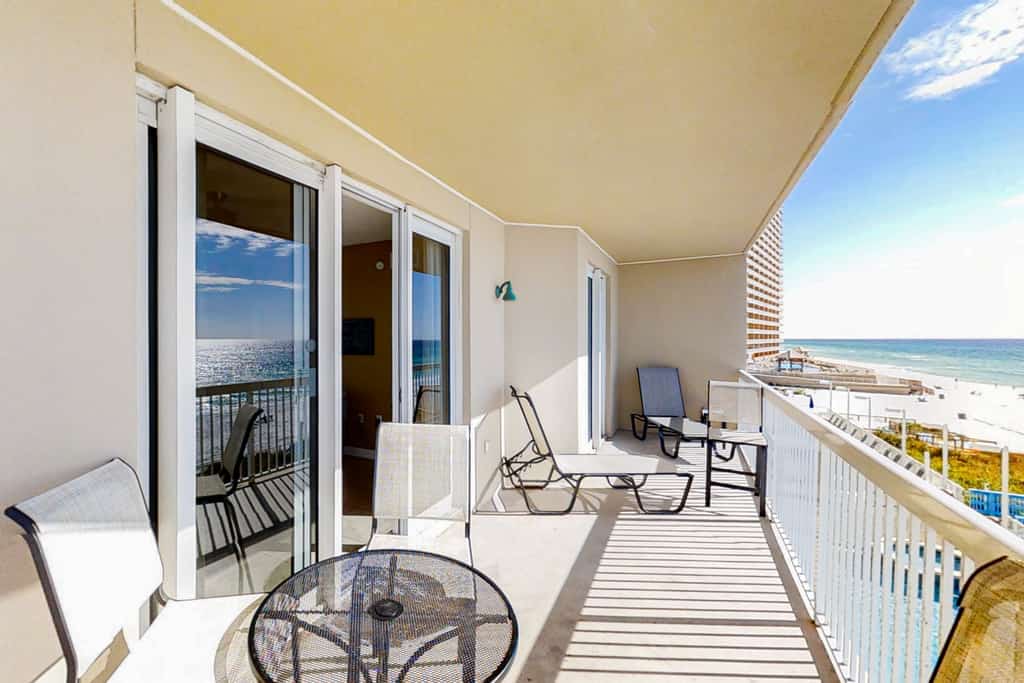 Cozy haven just steps from the beach with sundeck, pool & fitness facility