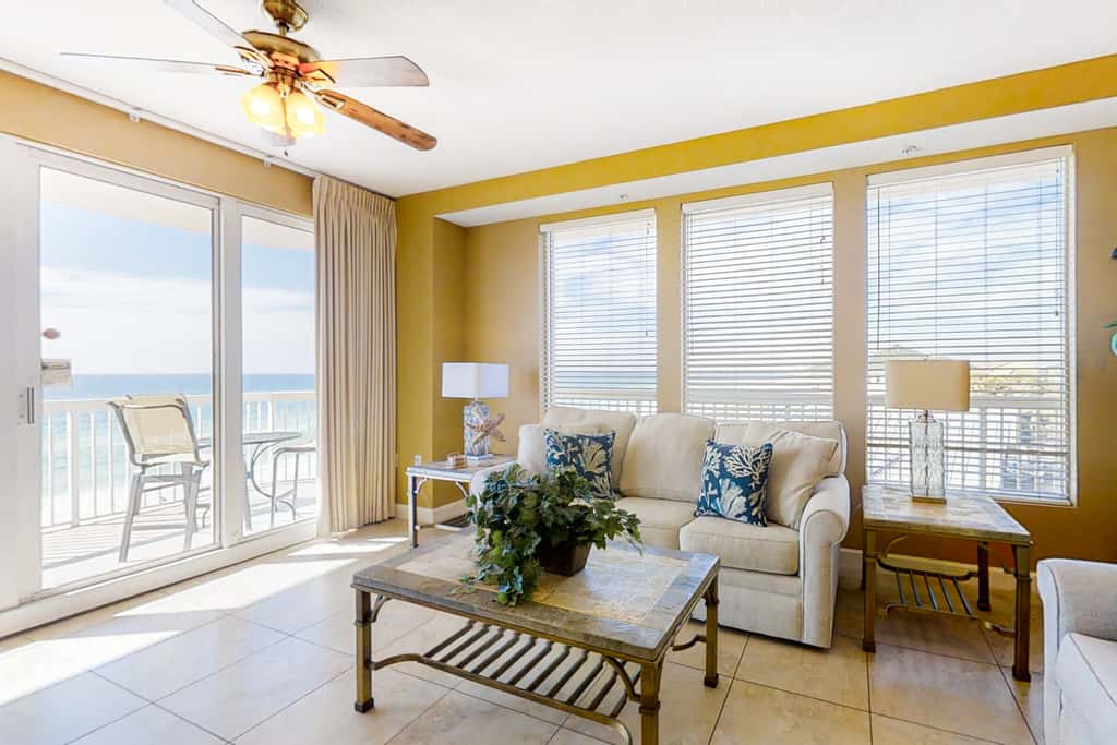 Cozy haven just steps from the beach with sundeck, pool & fitness facility