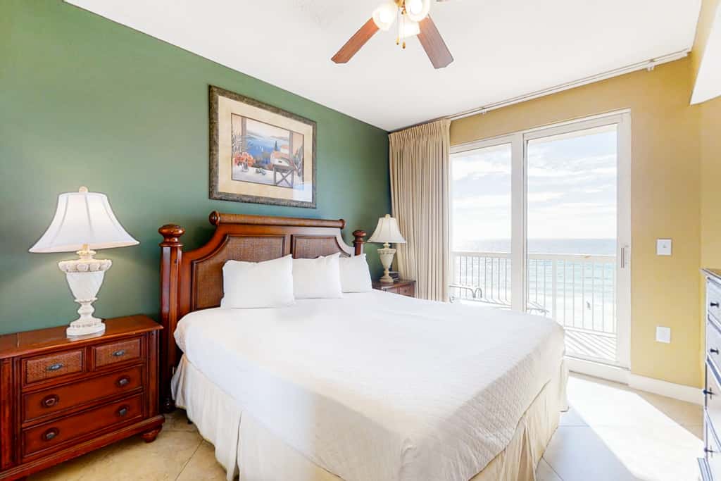 Cozy haven just steps from the beach with sundeck, pool & fitness facility