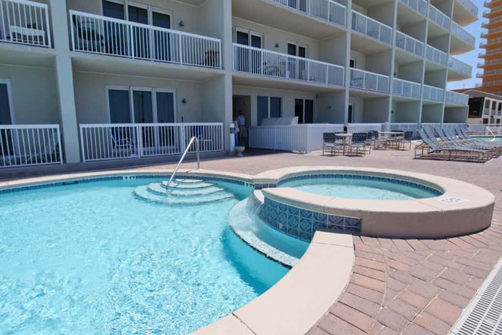 Cozy haven just steps from the beach with sundeck, pool & fitness facility