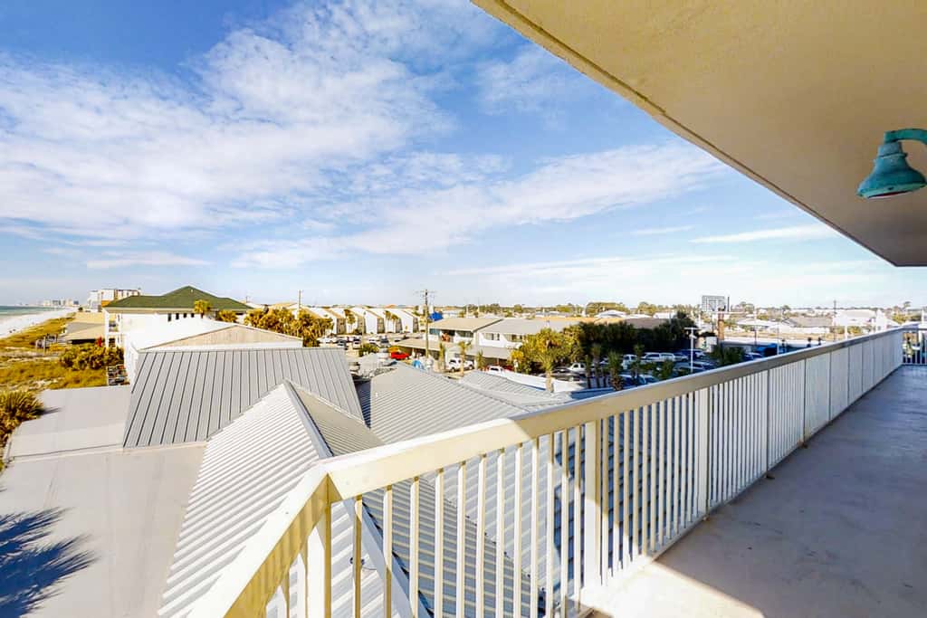 Cozy haven just steps from the beach with sundeck, pool & fitness facility