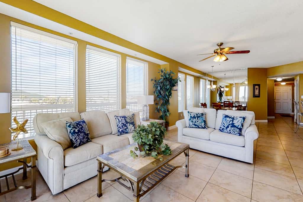 Cozy haven just steps from the beach with sundeck, pool & fitness facility