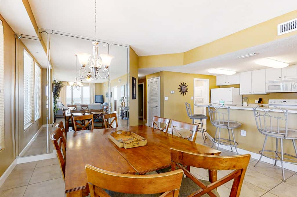 Cozy haven just steps from the beach with sundeck, pool & fitness facility