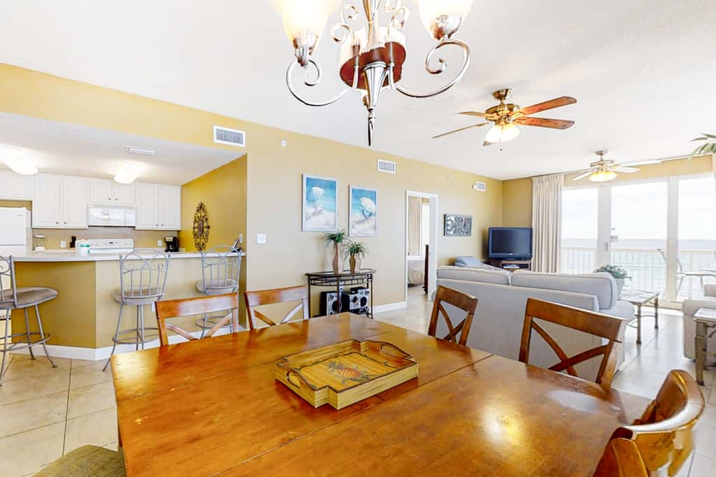 Cozy haven just steps from the beach with sundeck, pool & fitness facility