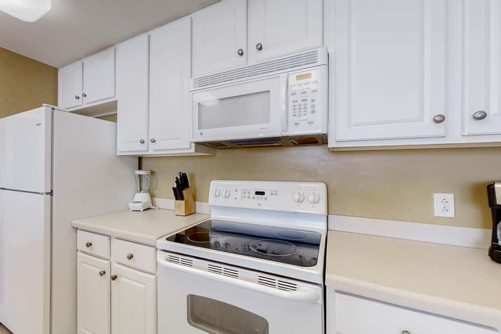Cozy haven just steps from the beach with sundeck, pool & fitness facility
