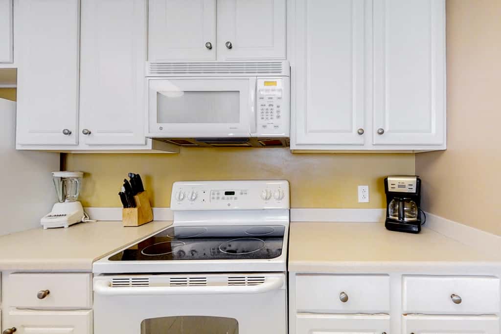 Cozy haven just steps from the beach with sundeck, pool & fitness facility
