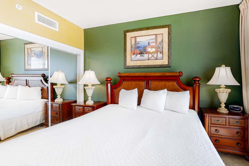 Cozy haven just steps from the beach with sundeck, pool & fitness facility