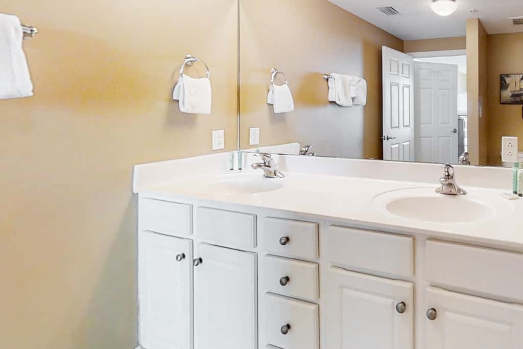 Cozy haven just steps from the beach with sundeck, pool & fitness facility