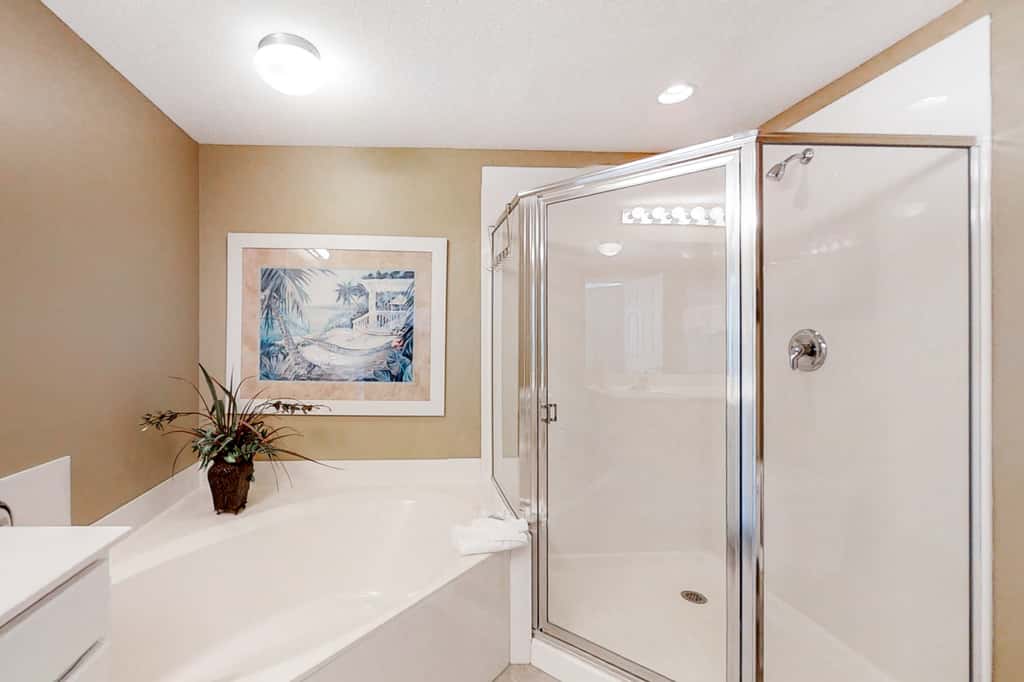 Cozy haven just steps from the beach with sundeck, pool & fitness facility