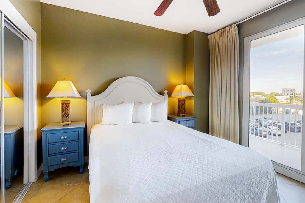 Cozy haven just steps from the beach with sundeck, pool & fitness facility