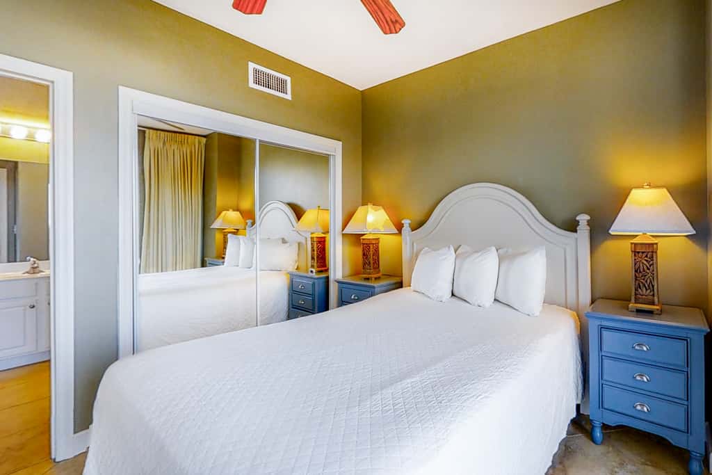 Cozy haven just steps from the beach with sundeck, pool & fitness facility