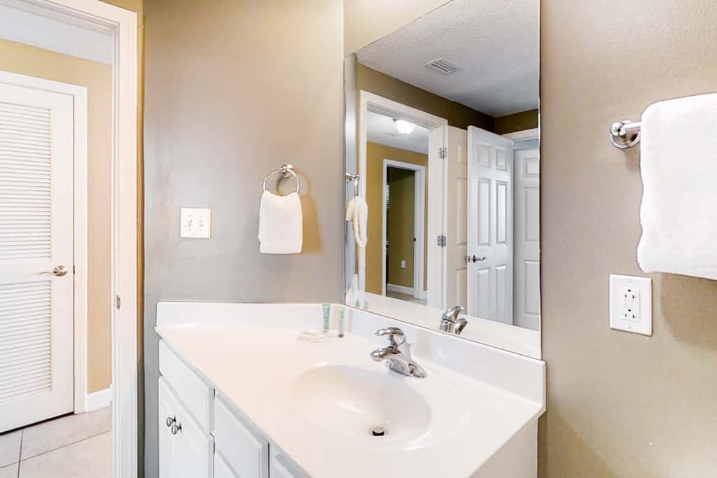 Cozy haven just steps from the beach with sundeck, pool & fitness facility