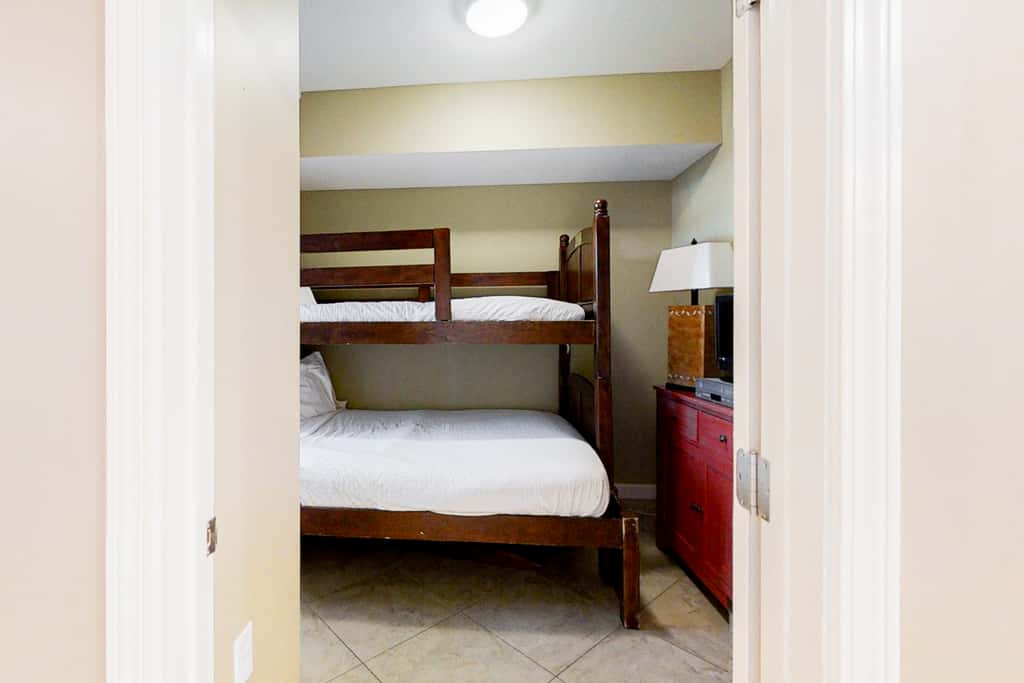 Cozy haven just steps from the beach with sundeck, pool & fitness facility