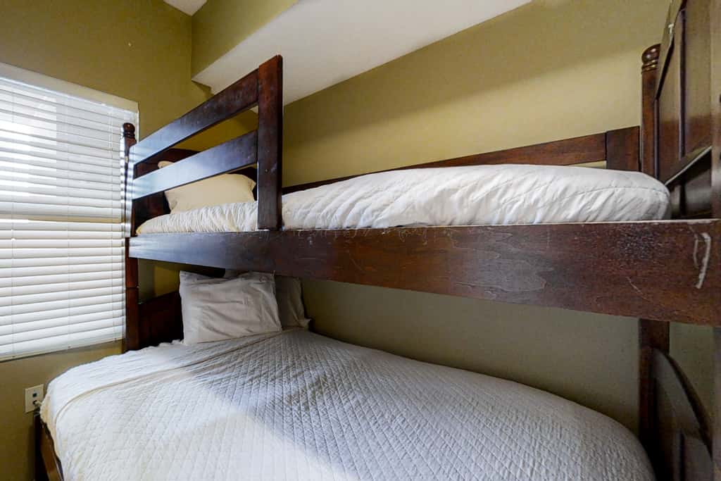 Cozy haven just steps from the beach with sundeck, pool & fitness facility