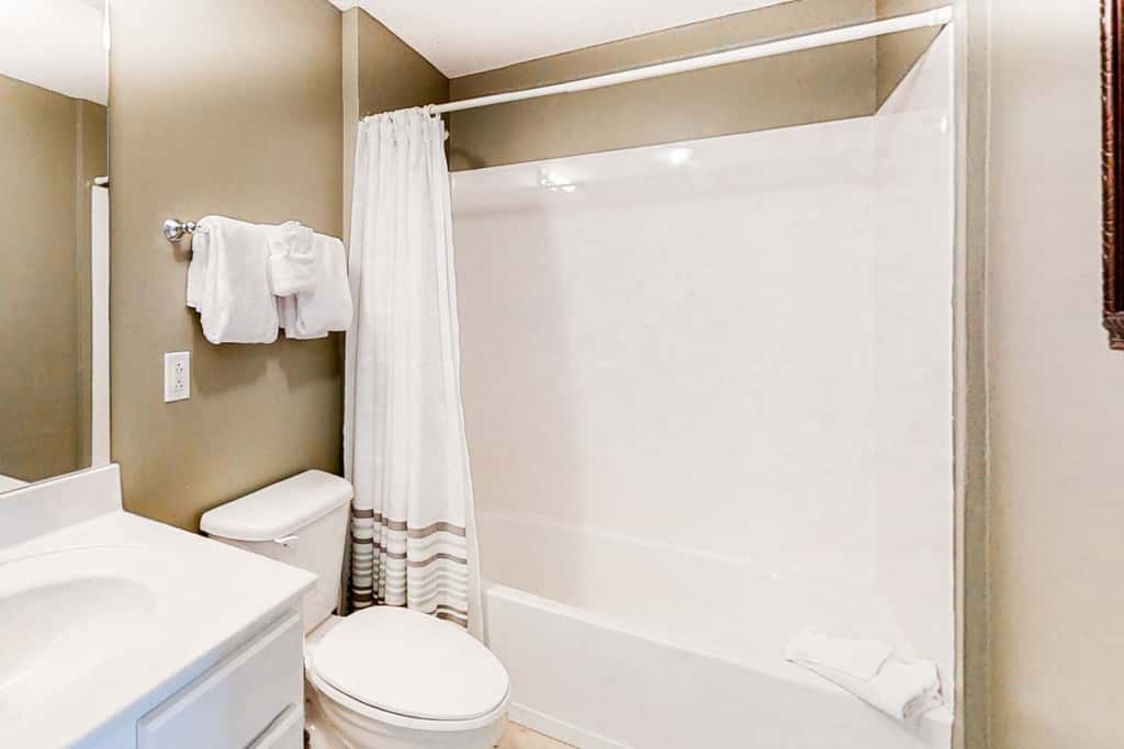 Cozy haven just steps from the beach with sundeck, pool & fitness facility