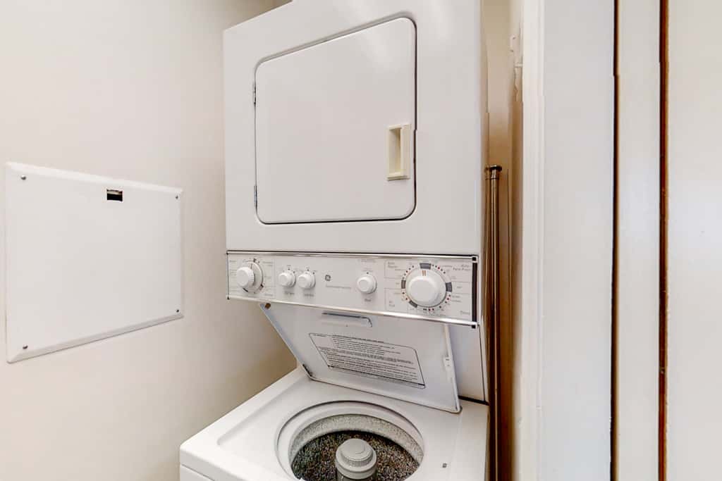 Cozy haven just steps from the beach with sundeck, pool & fitness facility