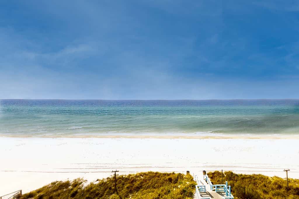Cozy haven just steps from the beach with sundeck, pool & fitness facility