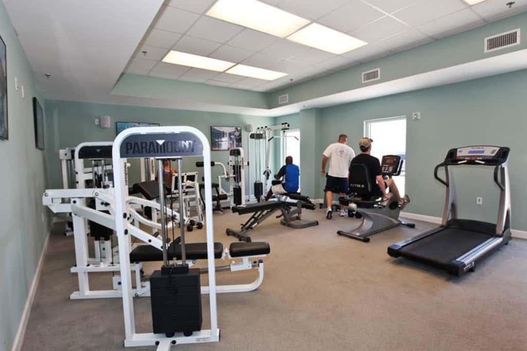 Cozy haven just steps from the beach with sundeck, pool & fitness facility