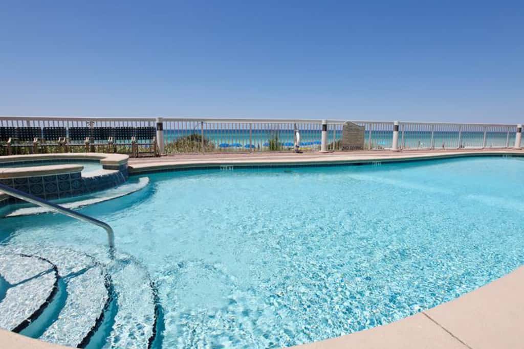 Cozy haven just steps from the beach with sundeck, pool & fitness facility