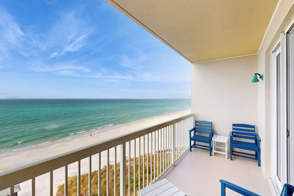 Gulf Front Family friendly getaway with Beach Service