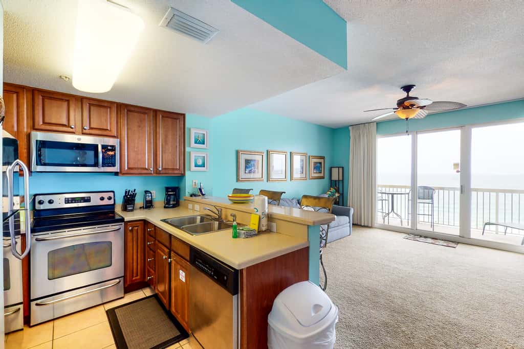 Spacious Gulf-front condo with beach access, pool & hot tub - great location