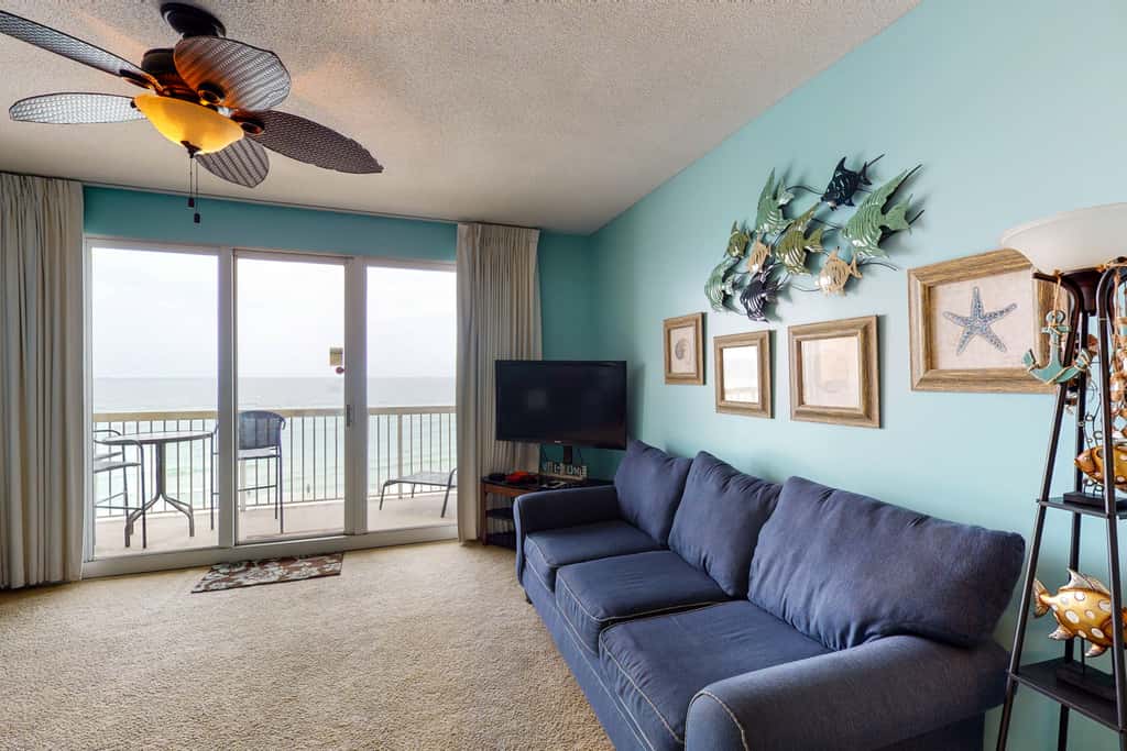 Spacious Gulf-front condo with beach access, pool & hot tub - great location