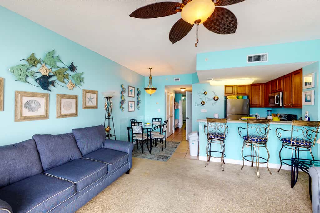 Spacious Gulf-front condo with beach access, pool & hot tub - great location