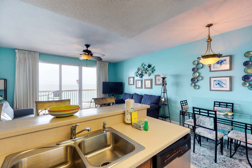 Spacious Gulf-front condo with beach access, pool & hot tub - great location