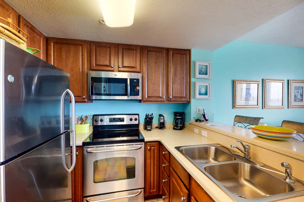 Spacious Gulf-front condo with beach access, pool & hot tub - great location